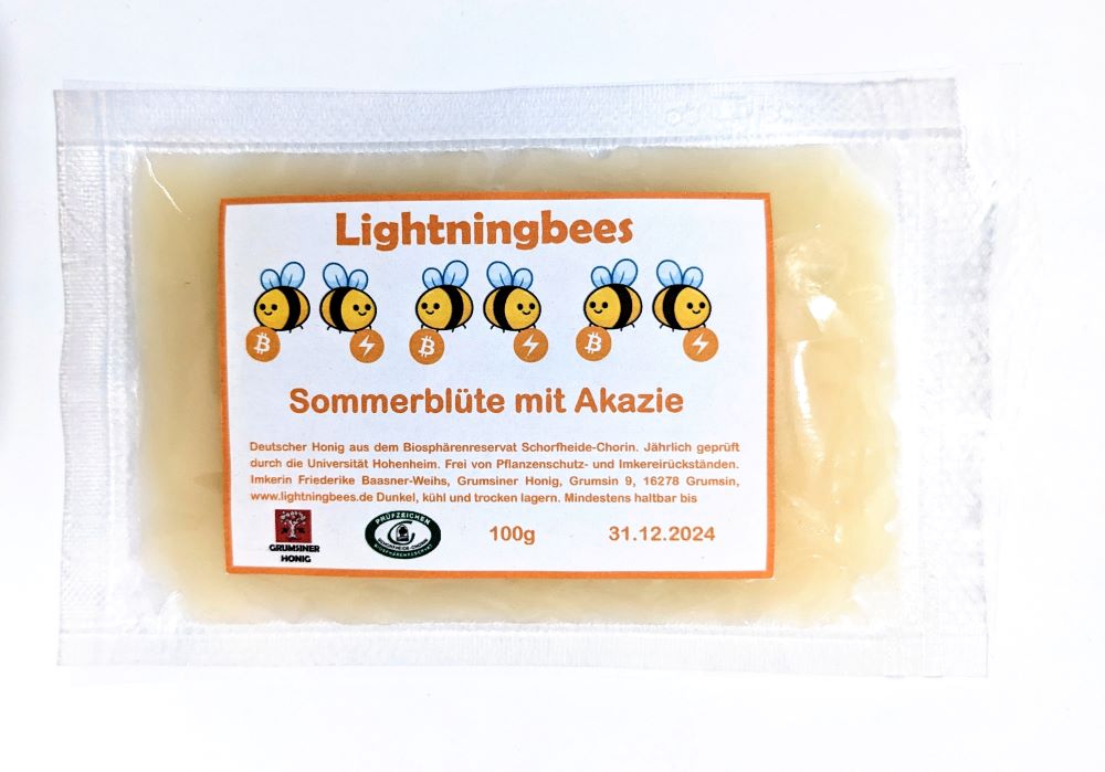 Sommerblüte mit Akazie